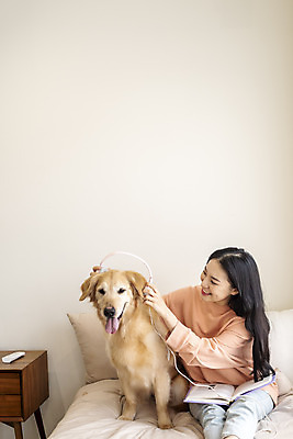포토 JPG 한마리 여자 반려견 음악 실내 한명 앉기 상반신 20대 성인 앞모습 반려동물 헤드폰 헤드셋 화목 음악감상 한국인 침대 골든리트리버 강아지 즐거움 반려 성인여자한명만 펫팸족 국내포토 동물 1 감정 뷰포인트 음향기기 가구 컨셉 모션 문화예술 사람 동양인 청년 내부 감상 개 리트리버 신조어 여자한명만 성인여자만 파일형식