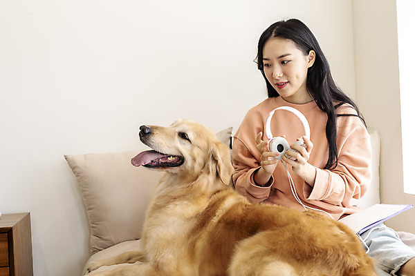 포토 JPG 한마리 여자 반려견 음악 실내 한명 앉기 상반신 20대 성인 앞모습 반려동물 헤드폰 헤드셋 화목 음악감상 한국인 침대 골든리트리버 강아지 즐거움 반려 성인여자한명만 펫팸족 국내포토 동물 1 감정 뷰포인트 음향기기 가구 컨셉 모션 문화예술 사람 동양인 청년 내부 감상 개 리트리버 신조어 여자한명만 성인여자만 파일형식