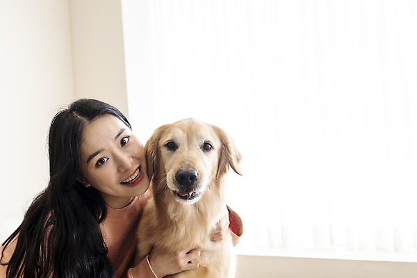 포토 JPG 한마리 여자 반려견 실내 한명 미소 앉기 상반신 20대 성인 앞모습 반려동물 화목 한국인 침대 골든리트리버 강아지 창가 즐거움 반려 성인여자한명만 펫팸족 국내포토 동물 1 감정 뷰포인트 가구 컨셉 창문 모션 표정 사람 동양인 청년 내부 개 리트리버 신조어 여자한명만 성인여자만 파일형식