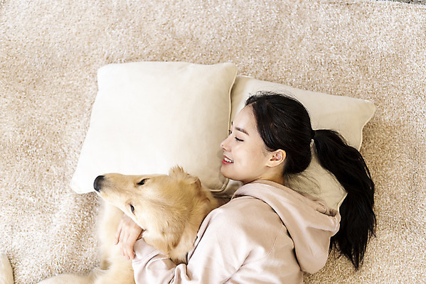 포토 JPG 한마리 여자 반려견 실내 한명 상반신 20대 성인 옆모습 반려동물 눕기 화목 한국인 골든리트리버 강아지 즐거움 교감 반려 성인여자한명만 펫팸족 국내포토 동물 1 감정 뷰포인트 컨셉 모션 사람 동양인 청년 내부 개 리트리버 신조어 여자한명만 성인여자만 파일형식