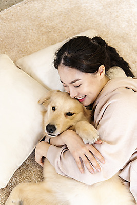 포토 JPG 한마리 여자 반려견 안기 실내 한명 상반신 20대 성인 옆모습 반려동물 눕기 화목 한국인 골든리트리버 강아지 즐거움 교감 반려 성인여자한명만 펫팸족 국내포토 동물 1 감정 뷰포인트 컨셉 모션 사람 동양인 청년 내부 개 리트리버 신조어 여자한명만 성인여자만 파일형식
