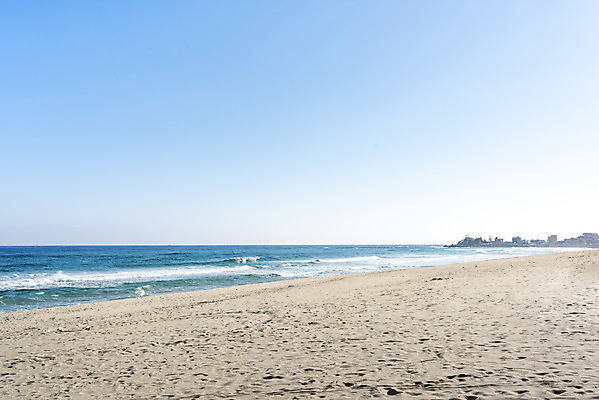포토 JPG 주간 모래 파도 바다 여행 한국 풍경 해변 사람없음 야외 관광지 해수욕장 강원도 강릉 국내여행 주문진 국내포토 자연요소 아시아 파일형식