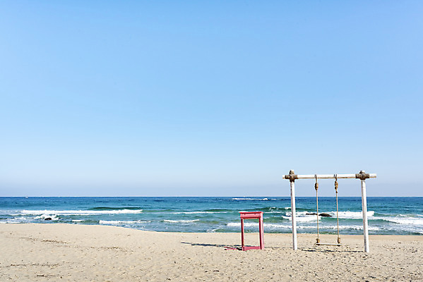포토 JPG 주간 모래 바다 여행 한국 풍경 해변 사람없음 야외 관광지 조형물 해수욕장 그네 강원도 강릉 국내여행 주문진 국내포토 자연요소 아시아 미술 파일형식