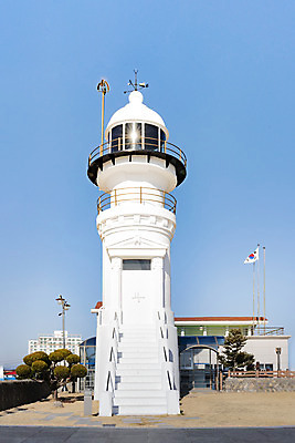 포토 JPG 주간 바다 여행 한국 등대 풍경 해변 사람없음 야외 관광지 조형물 태극기 강원도 강릉 국내여행 주문진 국내포토 자연요소 아시아 미술 국기 해수욕장 파일형식