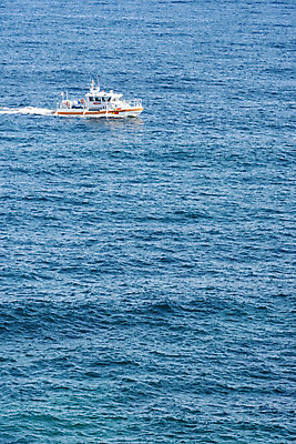 포토 JPG 주간 파도 바다 여행 한국 풍경 해변 사람없음 야외 관광지 운전 강원도 강릉 국내여행 주문진 선박 국내포토 자연요소 아시아 수상교통 모션 해수욕장 파일형식