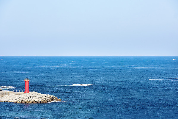 포토 JPG 주간 파도 바다 여행 한국 등대 풍경 해변 사람없음 야외 관광지 해수욕장 방파제 강원도 강릉 국내여행 주문진 선박 국내포토 자연요소 공공시설 아시아 수상교통 파일형식