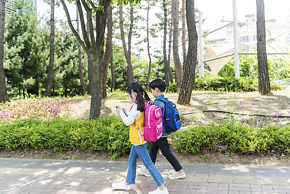 포토 JPG 주간 전신 여자 남자 어린이 마스크 안전 야외 두명 옆모습 스마트폰 걷기 한국인 횡단보도 등교 등하교 하교 조심 스마트폰중독 스쿨존 어린이보호구역 어린이만 국내포토 자연요소 뷰포인트 모션 사람 동양인 핸드폰 스마트기기 보행로 중독 보호구역 파일형식