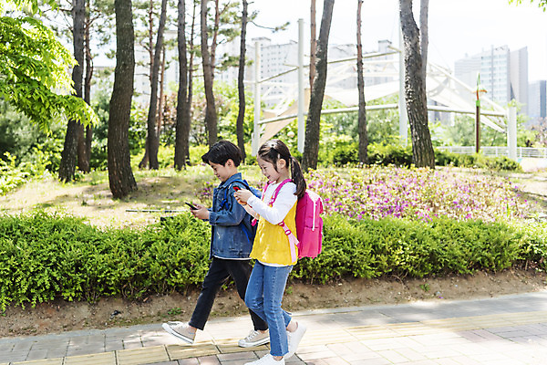 포토 JPG 주간 전신 여자 남자 어린이 마스크 안전 야외 두명 옆모습 스마트폰 걷기 한국인 횡단보도 등교 등하교 하교 조심 스마트폰중독 스쿨존 어린이보호구역 어린이만 국내포토 자연요소 뷰포인트 모션 사람 동양인 핸드폰 스마트기기 보행로 중독 보호구역 파일형식