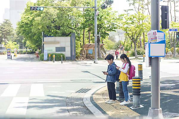 포토 JPG 주간 전신 여자 남자 어린이 마스크 서기 안전 야외 두명 옆모습 스마트폰 한국인 횡단보도 등교 등하교 하교 조심 스마트폰중독 스쿨존 어린이보호구역 어린이만 국내포토 자연요소 뷰포인트 모션 사람 동양인 핸드폰 스마트기기 보행로 중독 보호구역 파일형식