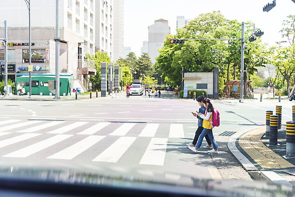 포토 JPG 주간 전신 여자 남자 어린이 마스크 안전 야외 두명 옆모습 스마트폰 걷기 한국인 횡단보도 등교 등하교 하교 조심 스마트폰중독 건너기 스쿨존 어린이보호구역 어린이만 국내포토 자연요소 뷰포인트 모션 사람 동양인 핸드폰 스마트기기 보행로 중독 보호구역 파일형식