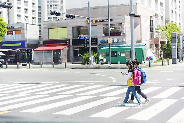 포토 JPG 주간 전신 여자 남자 어린이 마스크 안전 야외 두명 옆모습 스마트폰 걷기 한국인 횡단보도 등교 등하교 하교 조심 스마트폰중독 건너기 스쿨존 어린이보호구역 어린이만 국내포토 자연요소 뷰포인트 모션 사람 동양인 핸드폰 스마트기기 보행로 중독 보호구역 파일형식