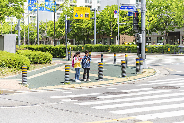 포토 JPG 주간 전신 여자 남자 어린이 마스크 서기 안전 야외 두명 옆모습 스마트폰 한국인 횡단보도 등교 등하교 하교 조심 스마트폰중독 스쿨존 어린이보호구역 어린이만 국내포토 자연요소 뷰포인트 모션 사람 동양인 핸드폰 스마트기기 보행로 중독 보호구역 파일형식