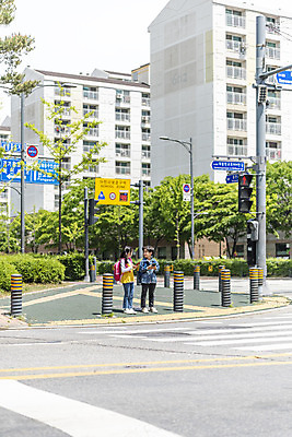포토 JPG 주간 전신 여자 남자 어린이 마스크 서기 안전 야외 두명 옆모습 스마트폰 한국인 횡단보도 등교 등하교 하교 조심 스마트폰중독 스쿨존 어린이보호구역 어린이만 국내포토 자연요소 뷰포인트 모션 사람 동양인 핸드폰 스마트기기 보행로 중독 보호구역 파일형식