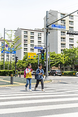 포토 JPG 주간 전신 여자 남자 어린이 마스크 안전 야외 두명 옆모습 스마트폰 걷기 한국인 횡단보도 등교 등하교 하교 조심 스마트폰중독 건너기 스쿨존 어린이보호구역 어린이만 국내포토 자연요소 뷰포인트 모션 사람 동양인 핸드폰 스마트기기 보행로 중독 보호구역 파일형식