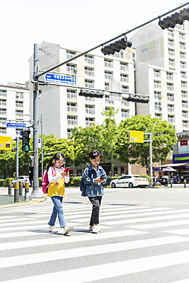 포토 JPG 주간 전신 여자 남자 어린이 마스크 안전 야외 두명 옆모습 스마트폰 걷기 한국인 횡단보도 등교 등하교 하교 조심 스마트폰중독 건너기 스쿨존 어린이보호구역 어린이만 국내포토 자연요소 뷰포인트 모션 사람 동양인 핸드폰 스마트기기 보행로 중독 보호구역 파일형식