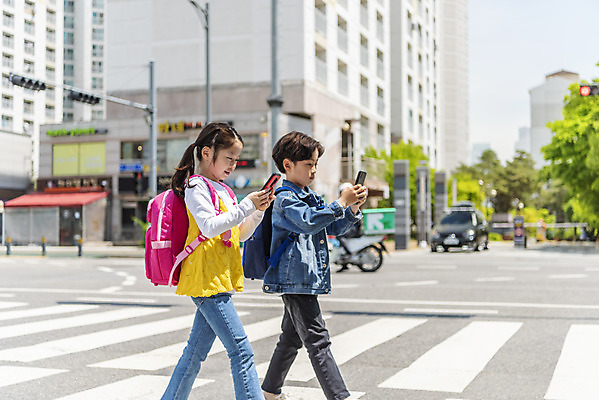 포토 JPG 주간 여자 남자 어린이 마스크 안전 상반신 야외 두명 옆모습 스마트폰 걷기 한국인 횡단보도 등교 등하교 하교 조심 스마트폰중독 건너기 스쿨존 어린이보호구역 어린이만 국내포토 자연요소 뷰포인트 모션 사람 동양인 핸드폰 스마트기기 보행로 중독 보호구역 파일형식