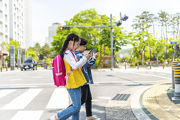 포토 JPG 주간 전신 여자 남자 어린이 마스크 안전 야외 두명 옆모습 스마트폰 걷기 한국인 횡단보도 등교 등하교 하교 조심 스마트폰중독 건너기 스쿨존 어린이보호구역 어린이만 국내포토 자연요소 뷰포인트 모션 사람 동양인 핸드폰 스마트기기 보행로 중독 보호구역 파일형식
