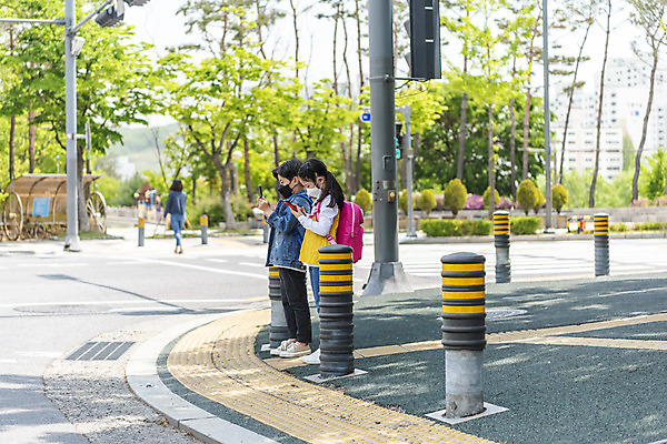 포토 JPG 주간 전신 여자 남자 어린이 마스크 서기 안전 야외 두명 옆모습 스마트폰 한국인 횡단보도 등교 등하교 하교 조심 스마트폰중독 스쿨존 어린이보호구역 어린이만 국내포토 자연요소 뷰포인트 모션 사람 동양인 핸드폰 스마트기기 보행로 중독 보호구역 파일형식