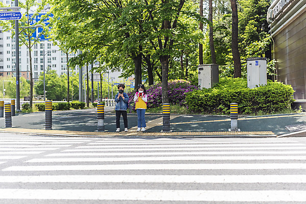 포토 JPG 주간 전신 여자 남자 어린이 마스크 서기 안전 야외 두명 앞모습 스마트폰 한국인 횡단보도 등교 등하교 하교 조심 스마트폰중독 스쿨존 어린이보호구역 어린이만 국내포토 자연요소 뷰포인트 모션 사람 동양인 핸드폰 스마트기기 보행로 중독 보호구역 파일형식