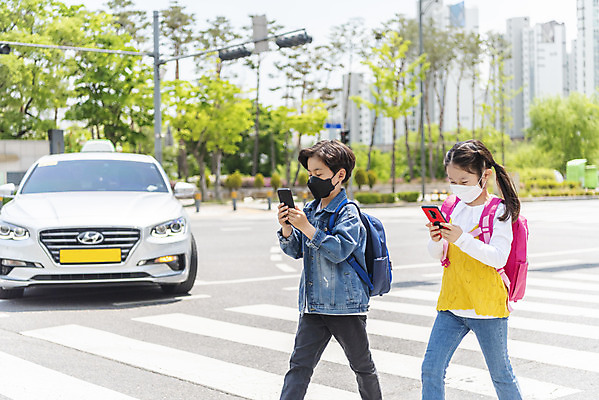 포토 JPG 주간 여자 남자 어린이 자동차 마스크 안전 상반신 야외 두명 옆모습 스마트폰 걷기 한국인 횡단보도 위험 교통사고 택시 등교 등하교 하교 조심 스마트폰중독 건너기 스쿨존 어린이보호구역 어린이만 국내포토 자연요소 육상교통 뷰포인트 컨셉 모션 승용차 사람 동양인 핸드폰 스마트기기 보행로 사건 중독 보호구역 파일형식