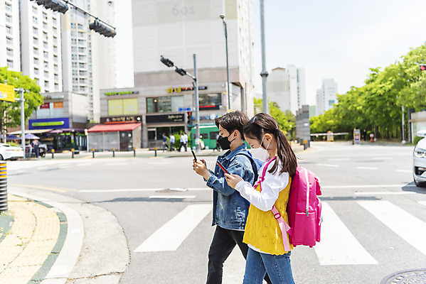 포토 JPG 주간 여자 남자 어린이 마스크 안전 상반신 야외 두명 옆모습 스마트폰 걷기 한국인 횡단보도 등교 등하교 하교 조심 스마트폰중독 건너기 스쿨존 어린이보호구역 어린이만 국내포토 자연요소 뷰포인트 모션 사람 동양인 핸드폰 스마트기기 보행로 중독 보호구역 파일형식