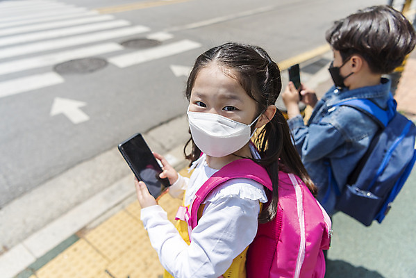 포토 JPG 주간 여자 남자 어린이 마스크 안전 근접촬영 상반신 야외 두명 옆모습 스마트폰 한국인 횡단보도 등교 등하교 하교 조심 스마트폰중독 스쿨존 어린이보호구역 어린이만 국내포토 자연요소 뷰포인트 사람 동양인 핸드폰 스마트기기 보행로 중독 보호구역 파일형식