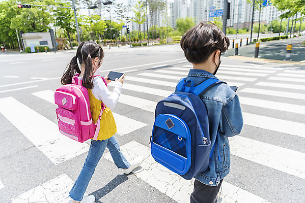 포토 JPG 주간 전신 여자 남자 어린이 마스크 안전 야외 두명 뒷모습 스마트폰 걷기 한국인 횡단보도 등교 등하교 하교 조심 스마트폰중독 스쿨존 어린이보호구역 어린이만 국내포토 자연요소 뷰포인트 모션 사람 동양인 핸드폰 스마트기기 보행로 중독 보호구역 파일형식