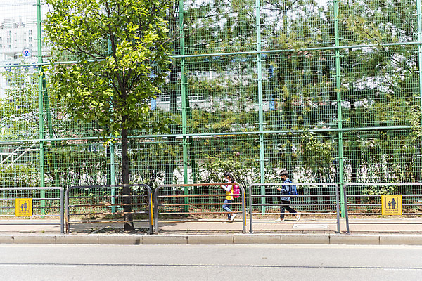 포토 JPG 주간 전신 여자 남자 어린이 마스크 안전 야외 두명 옆모습 스마트폰 걷기 한국인 횡단보도 등교 등하교 하교 조심 스마트폰중독 스쿨존 어린이보호구역 어린이만 국내포토 자연요소 뷰포인트 모션 사람 동양인 핸드폰 스마트기기 보행로 중독 보호구역 파일형식