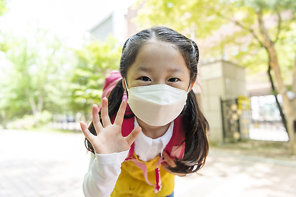 포토 JPG 주간 여자 어린이 마스크 한명 안전 근접촬영 상반신 야외 앞모습 한국인 등교 등하교 하교 손인사 숲길 스쿨존 소녀한명만 미세먼지 국내포토 자연요소 1 길 뷰포인트 사람 동양인 인사 먼지 여자한명만 소녀만 파일형식