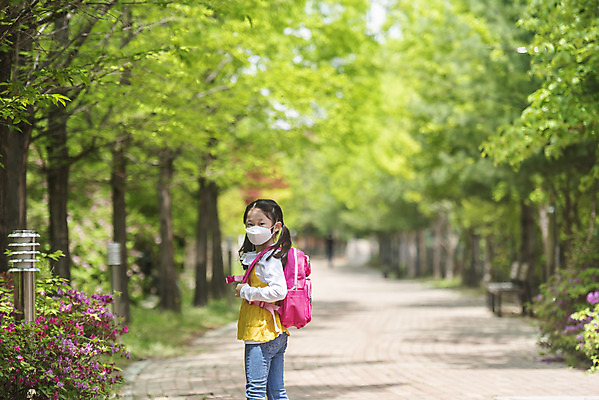 포토 JPG 주간 여자 어린이 마스크 한명 안전 상반신 야외 뒷모습 한국인 뒤돌아보기 등교 등하교 하교 숲길 스쿨존 소녀한명만 미세먼지 국내포토 자연요소 1 길 뷰포인트 모션 사람 동양인 먼지 여자한명만 소녀만 파일형식