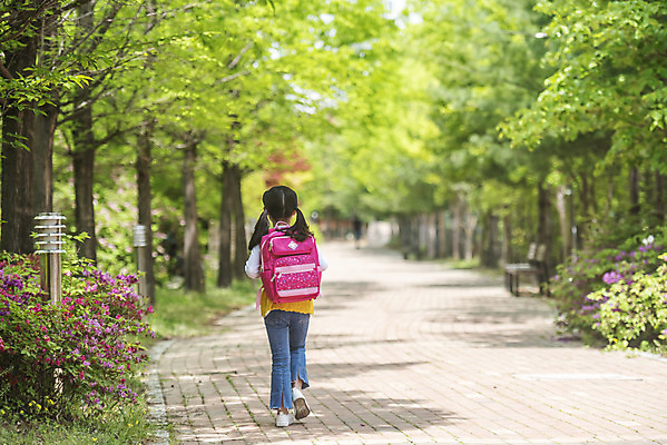 포토 JPG 주간 전신 여자 어린이 마스크 한명 안전 야외 뒷모습 걷기 한국인 등교 등하교 하교 숲길 스쿨존 소녀한명만 미세먼지 국내포토 자연요소 1 길 뷰포인트 모션 사람 동양인 먼지 여자한명만 소녀만 파일형식