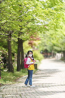 포토 JPG 주간 전신 여자 어린이 마스크 한명 서기 안전 야외 뒷모습 한국인 뒤돌아보기 등교 등하교 하교 숲길 스쿨존 소녀한명만 미세먼지 국내포토 자연요소 1 길 뷰포인트 모션 사람 동양인 먼지 여자한명만 소녀만 파일형식