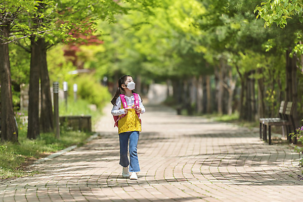포토 JPG 주간 전신 여자 어린이 마스크 한명 안전 야외 앞모습 걷기 한국인 등교 등하교 하교 숲길 스쿨존 소녀한명만 미세먼지 국내포토 자연요소 1 길 뷰포인트 모션 사람 동양인 먼지 여자한명만 소녀만 파일형식