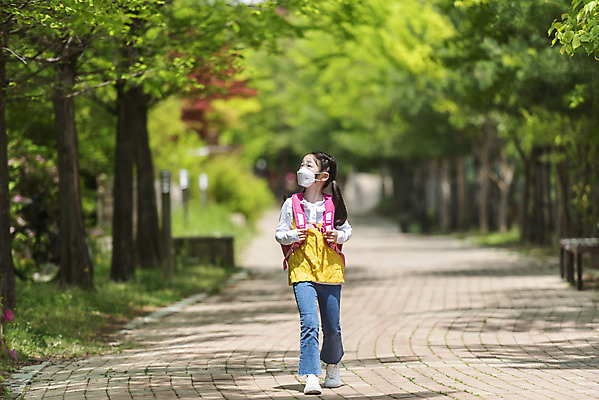 포토 JPG 주간 전신 여자 어린이 마스크 한명 안전 야외 앞모습 걷기 한국인 등교 등하교 하교 숲길 스쿨존 소녀한명만 미세먼지 국내포토 자연요소 1 길 뷰포인트 모션 사람 동양인 먼지 여자한명만 소녀만 파일형식