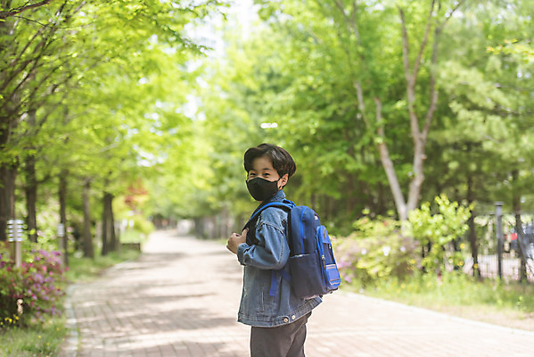 포토 JPG 주간 남자 어린이 마스크 한명 안전 상반신 야외 뒷모습 한국인 뒤돌아보기 등교 등하교 하교 숲길 스쿨존 소년한명만 미세먼지 국내포토 자연요소 1 길 뷰포인트 모션 사람 동양인 먼지 남자한명만 소년만 파일형식