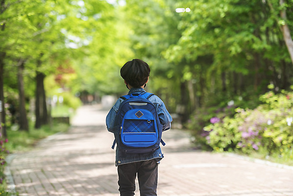 포토 JPG 주간 남자 어린이 마스크 한명 안전 상반신 야외 뒷모습 걷기 한국인 등교 등하교 하교 숲길 스쿨존 소년한명만 미세먼지 국내포토 자연요소 1 길 뷰포인트 모션 사람 동양인 먼지 남자한명만 소년만 파일형식