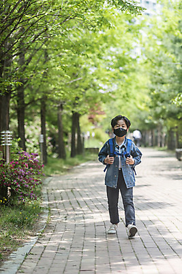 포토 JPG 주간 전신 남자 어린이 마스크 한명 안전 야외 앞모습 걷기 한국인 등교 등하교 하교 숲길 스쿨존 소년한명만 미세먼지 국내포토 자연요소 1 길 뷰포인트 모션 사람 동양인 먼지 남자한명만 소년만 파일형식