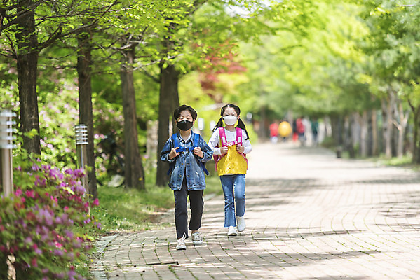 포토 JPG 주간 전신 여자 남자 어린이 마스크 안전 야외 두명 앞모습 친구 걷기 한국인 등교 등하교 하교 숲길 스쿨존 어린이만 미세먼지 국내포토 자연요소 길 뷰포인트 관계 모션 사람 동양인 먼지 파일형식