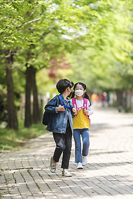 포토 JPG 주간 전신 여자 남자 어린이 마스크 안전 야외 두명 앞모습 친구 걷기 한국인 뒤돌아보기 등교 등하교 하교 숲길 스쿨존 어린이만 미세먼지 국내포토 자연요소 길 뷰포인트 관계 모션 사람 동양인 먼지 파일형식