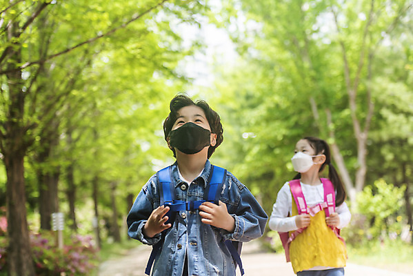 포토 JPG 주간 여자 남자 어린이 마스크 안전 상반신 야외 두명 앞모습 아웃포커스 친구 걷기 한국인 등교 등하교 하교 숲길 스쿨존 어린이만 미세먼지 국내포토 자연요소 길 뷰포인트 관계 모션 촬영기법 사람 동양인 먼지 파일형식