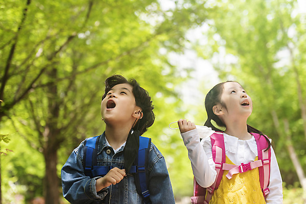 포토 JPG 주간 여자 남자 어린이 마스크 안전 상반신 야외 두명 앞모습 친구 맑음 한국인 벗기 등교 등하교 하교 숲길 공기 스쿨존 어린이만 미세먼지 노마스크 국내포토 자연요소 길 뷰포인트 관계 모션 날씨 사람 동양인 사회이슈 먼지 파일형식
