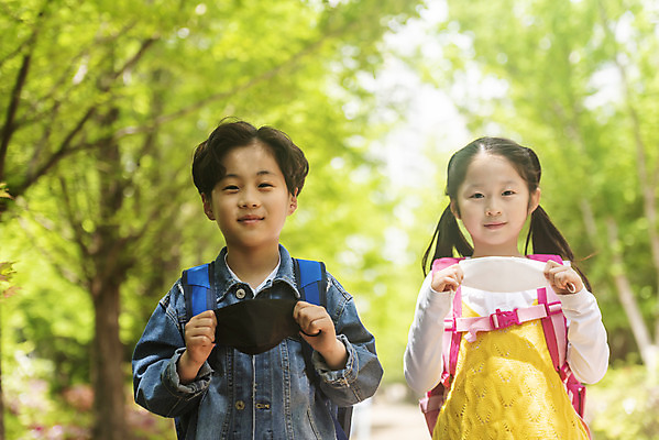 포토 JPG 주간 여자 남자 어린이 마스크 들기 안전 상반신 야외 두명 앞모습 친구 한국인 등교 등하교 하교 숲길 스쿨존 어린이만 미세먼지 노마스크 국내포토 자연요소 길 뷰포인트 관계 모션 사람 동양인 사회이슈 먼지 파일형식