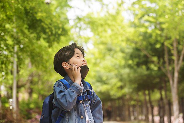 포토 JPG 주간 응시 남자 어린이 마스크 한명 안전 상반신 야외 앞모습 맑음 한국인 벗기 등교 등하교 하교 숲길 스쿨존 소년한명만 미세먼지 턱스크 국내포토 자연요소 1 시선 길 뷰포인트 모션 날씨 사람 동양인 먼지 합성어 남자한명만 소년만 파일형식