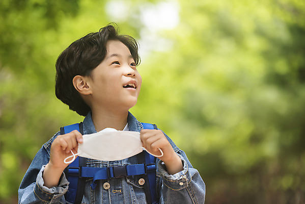 포토 JPG 주간 응시 남자 어린이 마스크 한명 안전 근접촬영 상반신 야외 앞모습 맑음 한국인 벗기 등교 등하교 하교 숲길 스쿨존 소년한명만 미세먼지 노마스크 국내포토 자연요소 1 시선 길 뷰포인트 모션 날씨 사람 동양인 사회이슈 먼지 남자한명만 소년만 파일형식