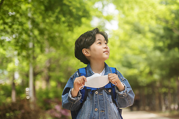포토 JPG 주간 응시 남자 어린이 마스크 한명 안전 상반신 야외 앞모습 맑음 한국인 벗기 등교 등하교 하교 숲길 스쿨존 소년한명만 미세먼지 노마스크 국내포토 자연요소 1 시선 길 뷰포인트 모션 날씨 사람 동양인 사회이슈 먼지 남자한명만 소년만 파일형식