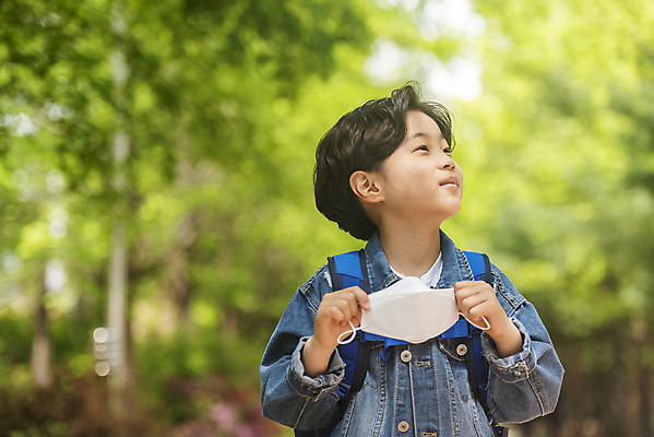 포토 JPG 주간 응시 남자 어린이 마스크 한명 안전 상반신 야외 앞모습 맑음 한국인 벗기 등교 등하교 하교 숲길 스쿨존 소년한명만 미세먼지 노마스크 국내포토 자연요소 1 시선 길 뷰포인트 모션 날씨 사람 동양인 사회이슈 먼지 남자한명만 소년만 파일형식