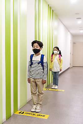 포토 JPG 전신 여자 남자 어린이 학교 실내 서기 안전 두명 앞모습 한국인 복도 기다림 사회이슈 등교 안전거리 어린이만 사회적거리두기 국내포토 교육 캠페인 뷰포인트 컨셉 모션 사람 동양인 내부 등하교 파일형식