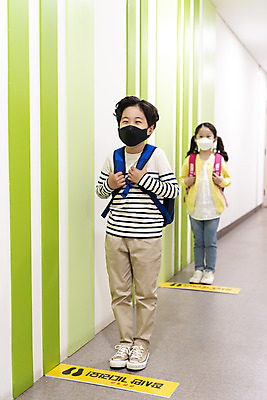 포토 JPG 전신 여자 남자 어린이 학교 실내 서기 안전 두명 앞모습 한국인 복도 사회이슈 등교 안전거리 어린이만 사회적거리두기 국내포토 교육 캠페인 뷰포인트 컨셉 모션 사람 동양인 내부 등하교 파일형식
