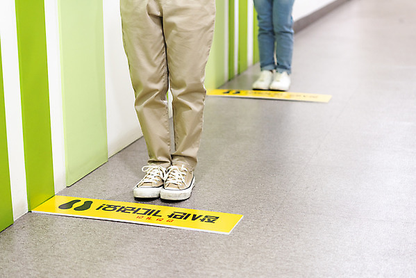 포토 JPG 여자 남자 어린이 학교 실내 서기 안전 두명 앞모습 한국인 하반신 복도 사회이슈 등교 안전거리 어린이만 사회적거리두기 국내포토 교육 캠페인 뷰포인트 컨셉 모션 사람 동양인 내부 등하교 파일형식