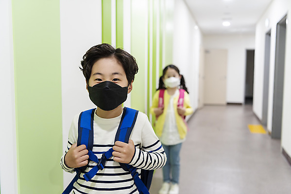 포토 JPG 여자 남자 어린이 학교 실내 서기 안전 상반신 두명 앞모습 한국인 복도 사회이슈 등교 안전거리 어린이만 사회적거리두기 국내포토 교육 캠페인 뷰포인트 컨셉 모션 사람 동양인 내부 등하교 파일형식